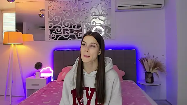 LuisaClover online show from January 19, 1:15 pm