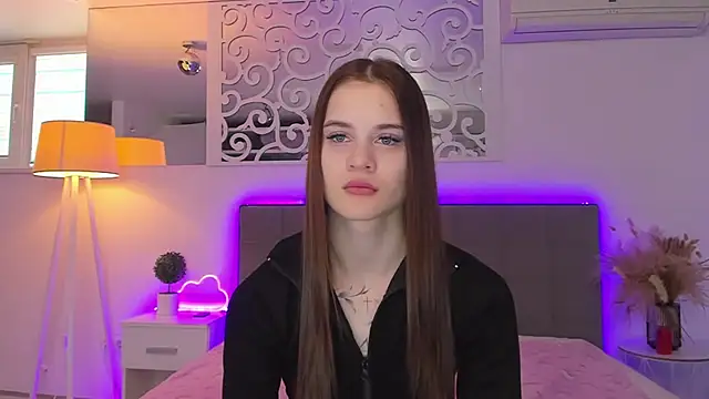 LuisaClover online show from February 21, 1:34 pm