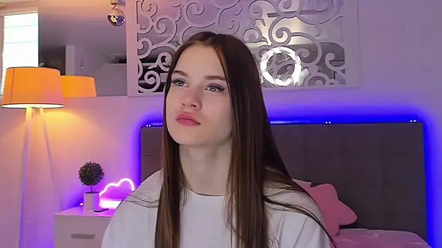 LuisaClover online show from March 13, 1:18 pm