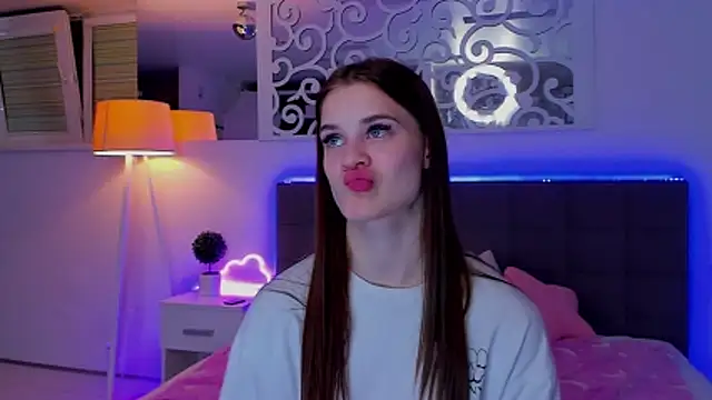 LuisaClover online show from March 29, 1:38 am