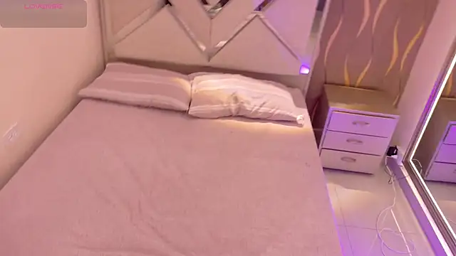 iam nicolle online show from February 14, 1:52 pm