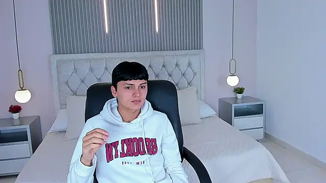 Maxii18  online show from December 2, 6:58 pm