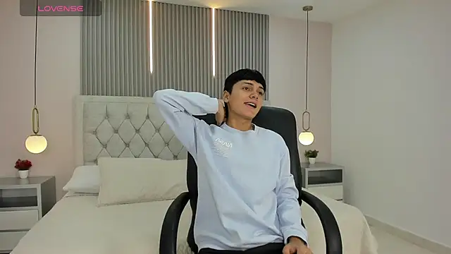 Maxii18  online show from December 3, 6:50 pm