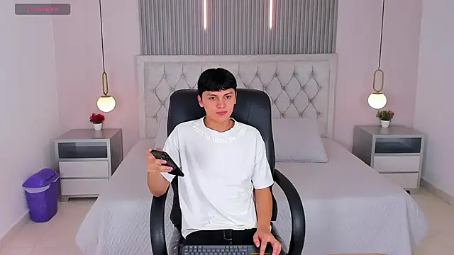 Maxii18  online show from December 15, 6:45 pm