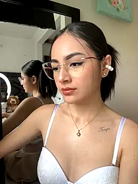 IslaCole online show from October 26, 6:25 pm