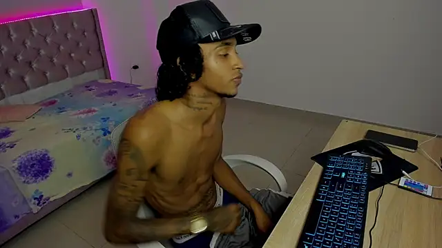 Snapshot of skinny_tatto01 chatting on October 23, 8:51 pm skinny tatto01 online show from October 23, 8:51 pm