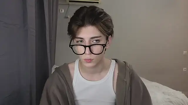 Snapshot of Oliver_star_boy_ chatting on October 25, 4:35 pm Oliver star boy  online show from October 25, 4:35 pm