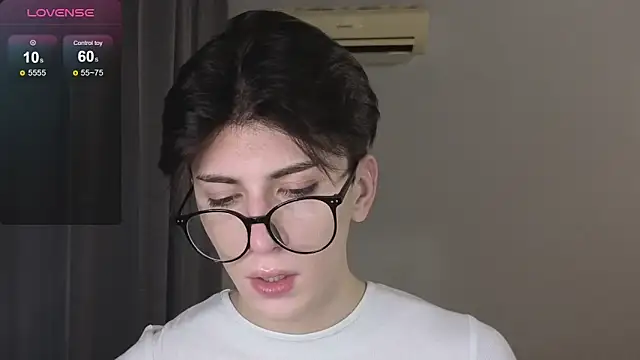 Oliver star boy  online show from November 26, 2:40 pm