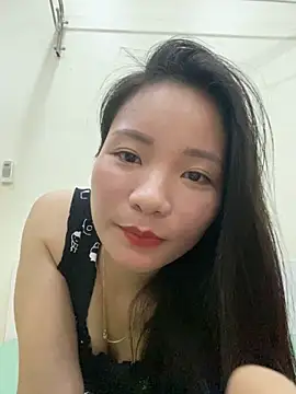 Bee Yellow00 online show from November 6, 4:24 am