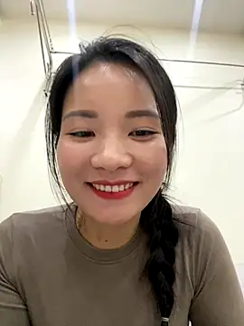 Bee Yellow00 online show from November 12, 4:35 am