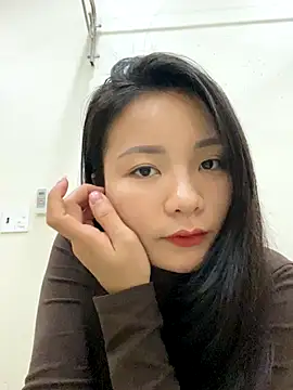 Bee Yellow00 online show from December 16, 5:01 am