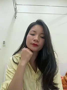 Bee Yellow00 online show from December 19, 5:36 am