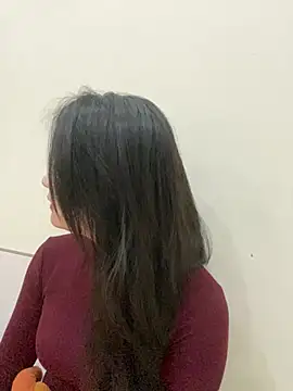 Bee Yellow00 online show from February 11, 4:50 am