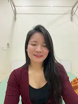 Bee Yellow00 online show from February 25, 5:06 am