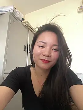 Bee Yellow00 online show from May 28, 9:39 am