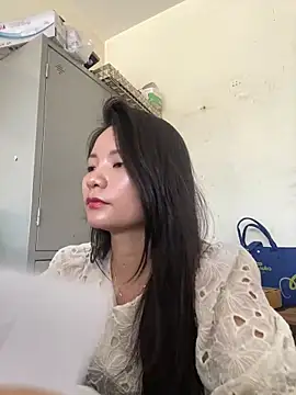 Bee Yellow00 online show from May 30, 2:52 am