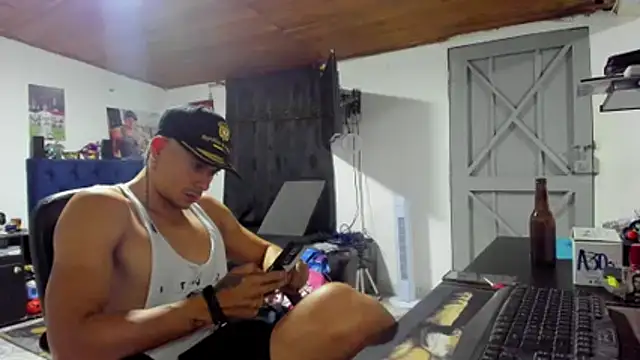 Snapshot of Malek_Ivonny chatting on February 12, 11:11 pm Malek Ivonny online show from February 12, 11:11 pm