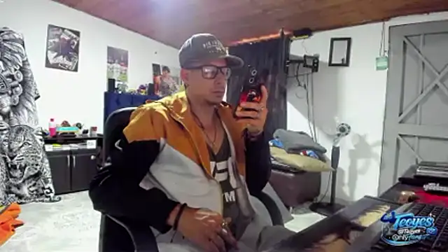 Snapshot of Malek_Ivonny chatting on March 18, 4:32 pm Malek Ivonny online show from March 18, 4:32 pm