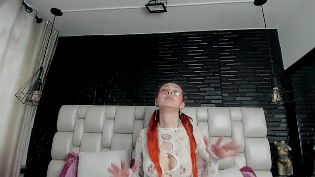 EmilyyRed online show from October 25, 7:52 pm