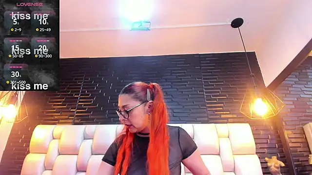 EmilyyRed online show from November 14, 8:40 pm