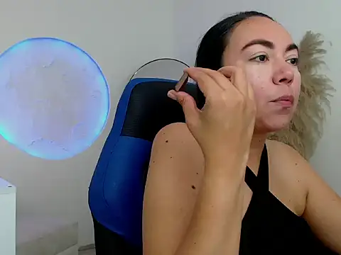 Yadis hot online show from November 11, 8:53 pm