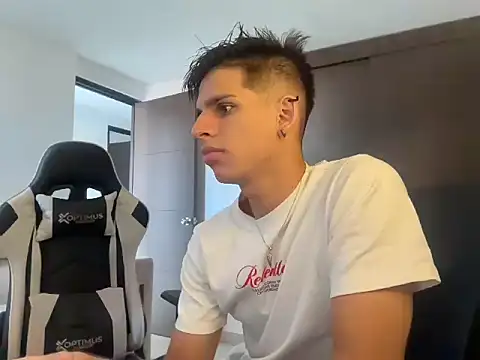 Snapshot of lionandreough chatting on November 9, 9:13 pm lionandreough online show from November 9, 9:13 pm