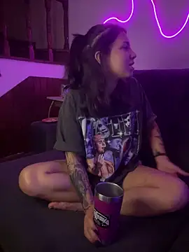 Snapshot of Hannahinfame chatting on November 11, 5:29 am Hannahinfame online show from November 11, 5:29 am