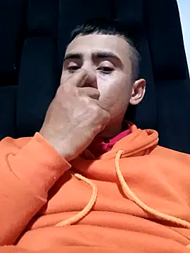 Snapshot of robinhd1234 chatting on February 12, 11:44 pm robinhd1234 online show from February 12, 11:44 pm