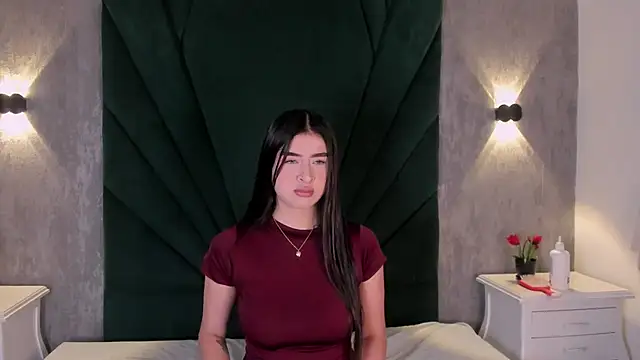 EmiliClarke online show from April 4, 11:29 am