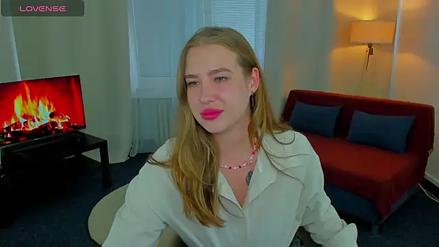 Snapshot of ElaraBloom chatting on October 31, 1:45 pm ElaraBloom online show from October 31, 1:45 pm