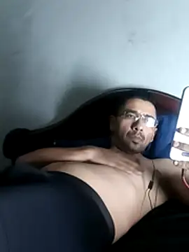 Snapshot of Leocuma82 chatting on November 2, 3:20 am Leocuma82 online show from November 2, 3:20 am