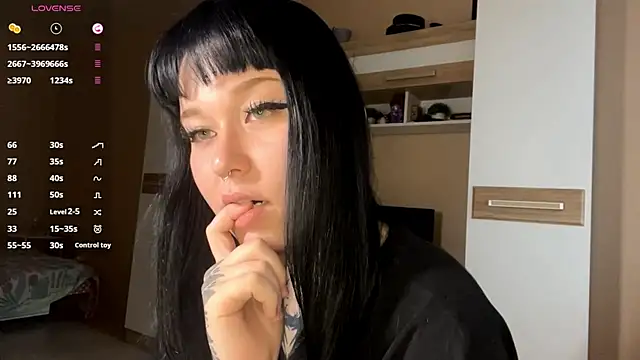 Snapshot of LaurenOveson chatting on November 18, 10:20 am LaurenOveson online show from November 18, 10:20 am