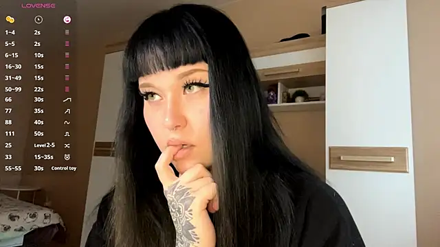 Snapshot of LaurenOveson chatting on November 30, 10:30 am LaurenOveson online show from November 30, 10:30 am