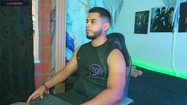 Tiler wolker online show from November 6, 10:21 pm