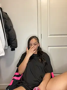 nikkiloveee online show from December 3, 5:48 am