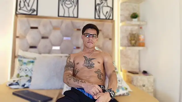 Andrew Haalls online show from November 29, 8:45 pm