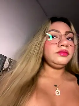 Snapshot of Vicky-Nova chatting on October 28, 4:05 am Vicky-Nova online show from October 28, 4:05 am