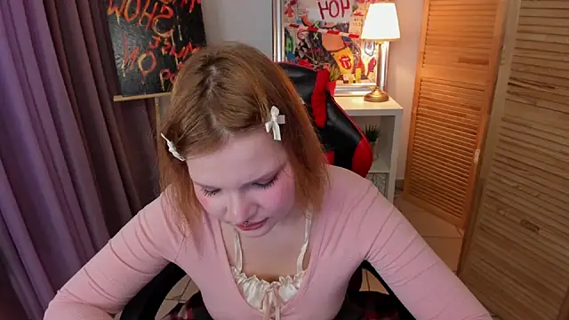 babyyullii online show from November 3, 8:37 am