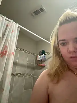 Snapshot of SilverSeductress chatting on December 21, 6:04 pm SilverSeductress online show from December 21, 6:04 pm