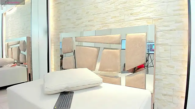 sheinny brown online show from November 26, 7:04 pm