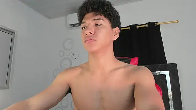 Snapshot of Maximiliano_Khalil chatting on March 8, 7:28 pm Maximiliano Khalil online show from March 8, 7:28 pm