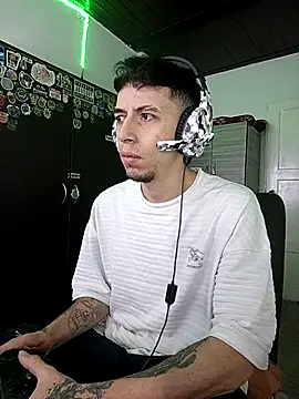 Snapshot of Aron_Jones_ chatting on October 29, 9:27 pm Aron Jones  online show from October 29, 9:27 pm