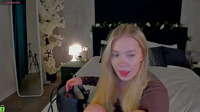 Melanie Ryer online show from November 29, 11:19 pm