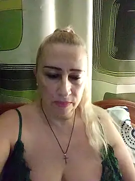 Snapshot of Esenia505 chatting on December 18, 4:07 am Esenia505 online show from December 18, 4:07 am