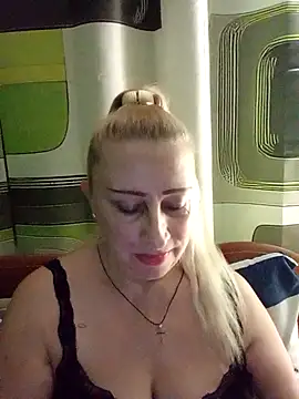 Snapshot of Esenia505 chatting on December 20, 1:56 am Esenia505 online show from December 20, 1:56 am