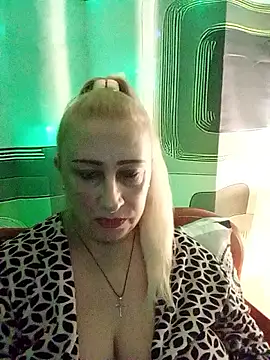 Snapshot of Esenia505 chatting on December 21, 3:57 am Esenia505 online show from December 21, 3:57 am