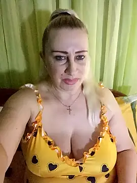 Snapshot of Esenia505 chatting on January 31, 7:11 pm Esenia505 online show from January 31, 7:11 pm