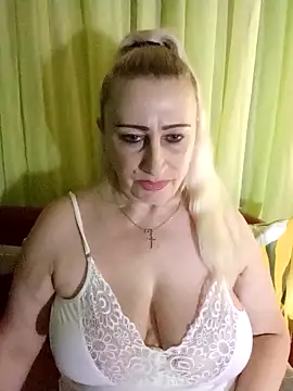 Snapshot of Esenia505 chatting on February 1, 7:40 am Esenia505 online show from February 1, 7:40 am