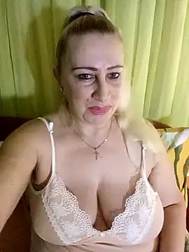 Snapshot of Esenia505 chatting on February 2, 8:13 am Esenia505 online show from February 2, 8:13 am