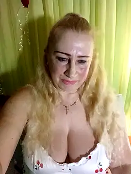 Snapshot of Esenia505 chatting on February 15, 11:19 am Esenia505 online show from February 15, 11:19 am